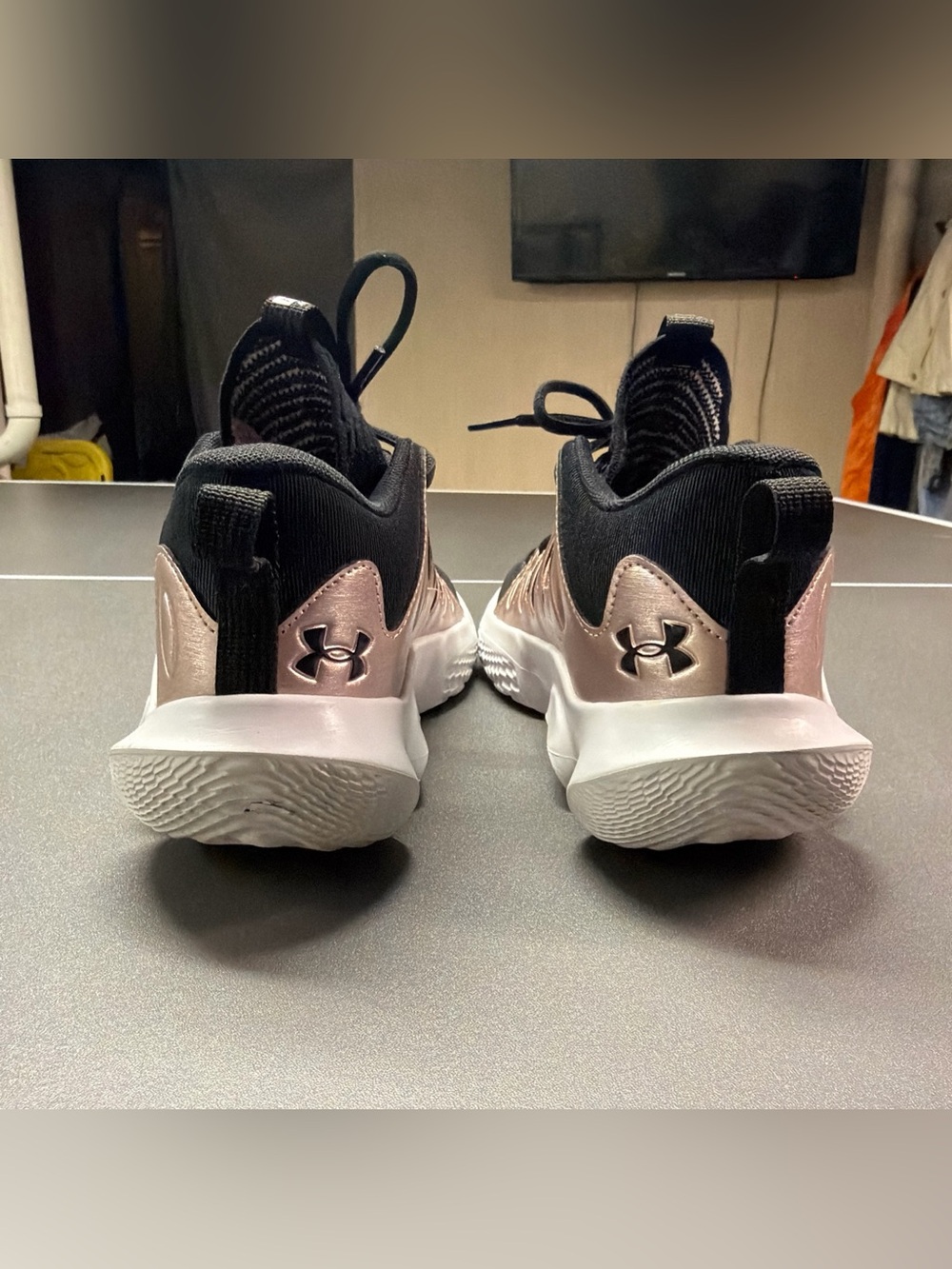 Under Armour Women's 8 Flow Breakthru 4 Basketball Shoes Black Rose Gold A302 - Picture 6 of 9